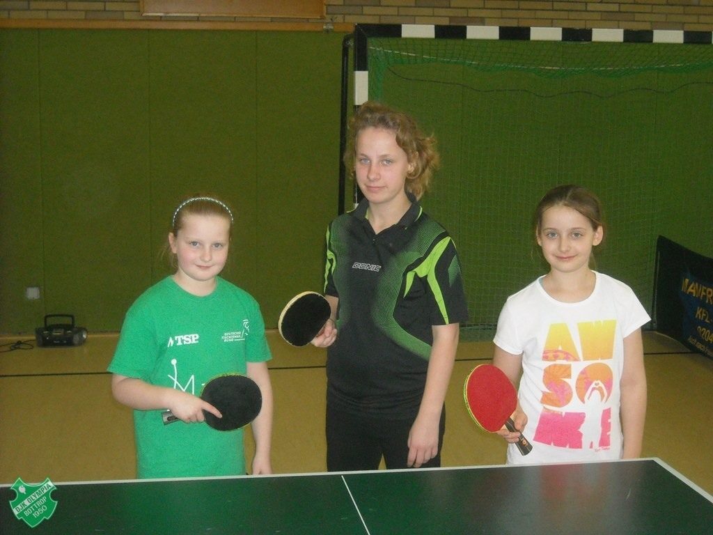 v. links: 2. Platz Melina Hester, 1. Platz Emily Schauerte und 3. Platz Mariella Weiner