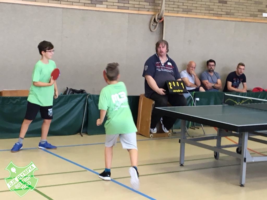 Trotz guter kämpferischer Einstellung verliert unser Doppel Dillon Müsntermann (l.)/Filip Dziedzic (r.) gegen Theo Ertmer/Marc Schuhmann unglücklich mit 2:3 Sätzen. Foto: Frank Ludwig