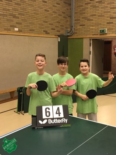 Unsere B-Schüler mit (v.l.) Niklas-Noel Ludwig, Dillon Münstermann und Filip Dziedzic konnten den Tabellenführer mit 6:4 Spielen und 23:17 Sätzen besiegen. Foto: Frank Ludwig