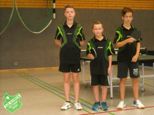 Die B-Schüler I konnten zum Saisonauftakt gegen das Dream Team aus Recklinghausen mit 8:2 Spielen gewinnen. v.l.: Niklas-Noel Ludwig (3:0), Oliver Witek (1:2) und Dillon Münstermann (3:0) Foto: Stefan Laagland