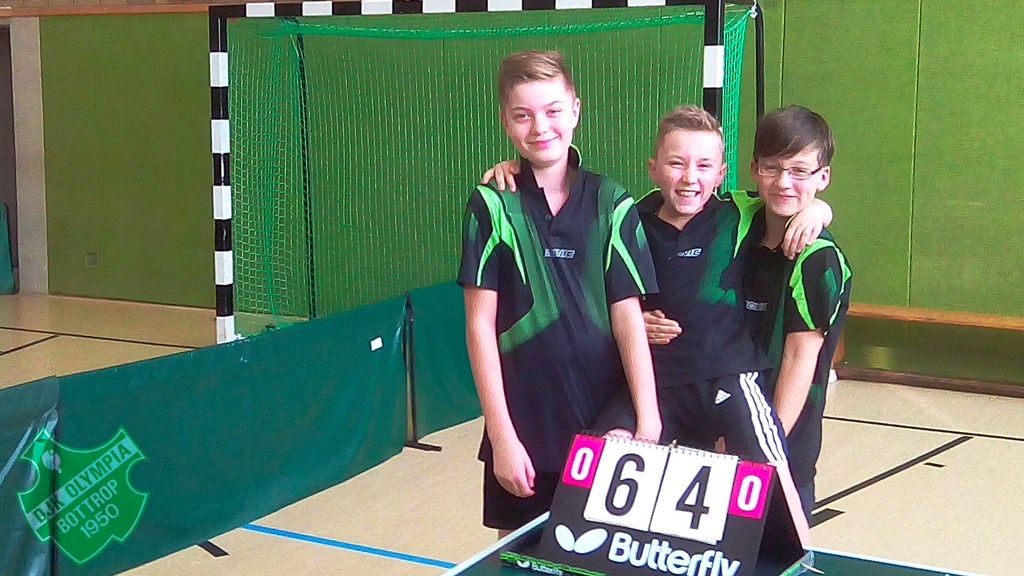 Unsere B-Schüler I konnten sich über einen weiteren 6:4-Sieg über den TTV GW Schultendorf freue. v.l.: Niklas-Noel Ludwig (3:0), Oliver Witek (0:3) und Dillion Münstermann (2:1) Foto: Stefan Laagland