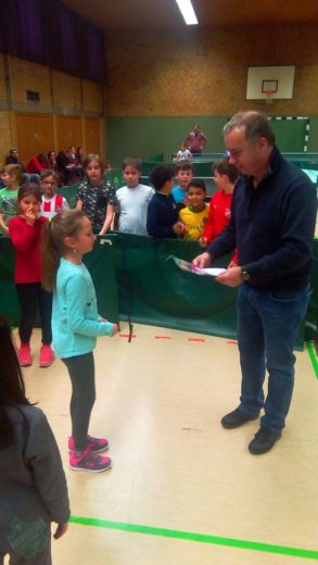 Siegerehrung Mädchen 1. Platz Mädchen Aliya Eickholt durch den Ausrichter TSSV Bottrop.